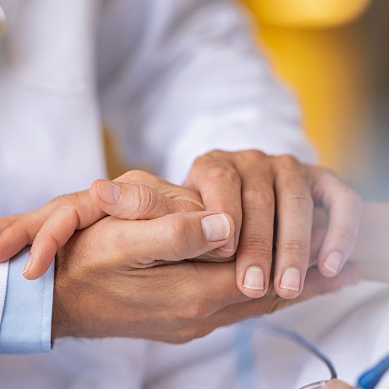 como-contratar-estrategia-comercial-clinicas Manos de medico y paciente