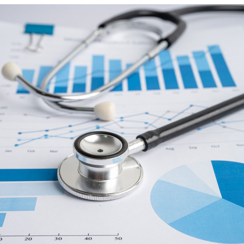 como contratar marketing digital para clinicas Estetoscopio sobre gráficos azules